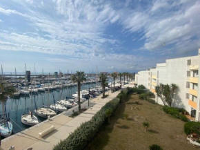 Grand studio au bord de l'eau avec vue sur port et mer, à 50m de la plage, idéal pour 2/3 personnes - FR-1-782-57